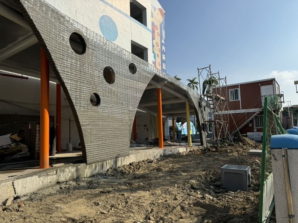 台中大里鋼網牆施工- 內新國小外廊立面(圖二)